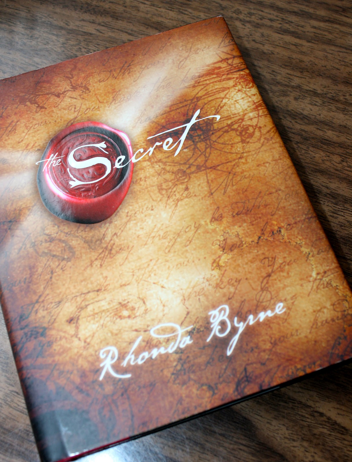 Ронда берн тайна. Книга Secret. Книги с секретом. Book the Secret by Rhonda Byrne.